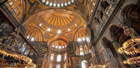 El interior del museo Santa Sofía, en el que se pueden ver elementos católicos, ortodoxos e islámicos