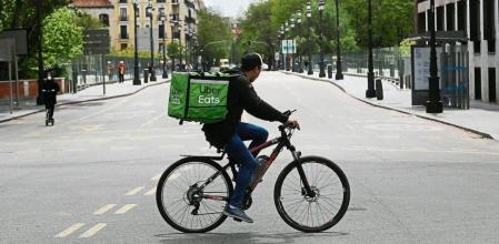 Un repartidor de Uber Eats en Madrid