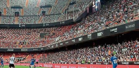 GRAFCVA7677 VALENCIA, 13/08/2021. Miles de aficionados en el estadio de Mestalla (Valencia) donde el encuentro Valencia/Getafe abre la primera jornada de LaLiga Santander.EFE/ Biel Aliño