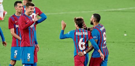 foto XAVIER CERVERA 08/08/2021 gerard pique -junto a sergio busquets- felicita a riqui puig -acompañado y abrazado d menphis depay- tras conseguir el joven canterano el 3-0 ante la Juventus en partido amistoso del FCBarcelona por el Gamper ,en el Johan Cruyff, Sant Joan Despi