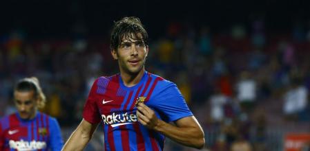 Sergi Roberto enseña el escudo tras el marcar el 4-2