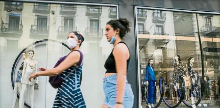 foto XAVIER CERVERA 11/08/2021 shopping compras por el centro de Barcelona (verano calor pandemia covid) alrededor plaça catalunya Zara en portal d l angel