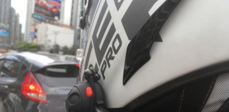 Detalle de un intercomunicador acoplado al casco de un motorista