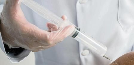 Un terapeuta inyecta ozono en la rodilla de un paciente