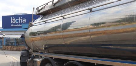 Pla obert d'un camió amb cuba ple de llet amb el nom de l'empresa Làctia en segon terme el 2 d'agost de 2021 (Horitzontal)