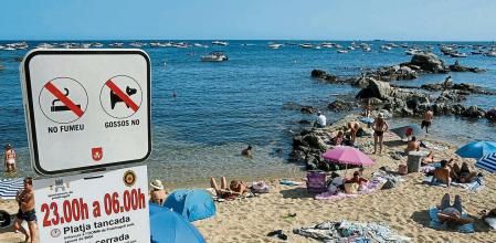Cartel de cierre de la playa por la noche en Port Bó de Calella de Palafrugell. Paco Dalmau/ NORD MEDIA