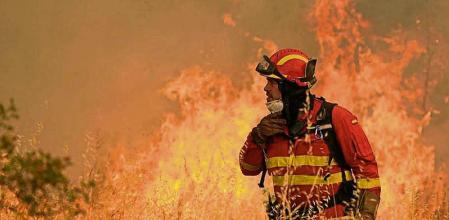A firefighter operates at the site of a wildfire in Navalmoral de la Sierra near Avila, central Spain, on August 16, 2021. - A thousand people were evacuated and more than 5,000 hectares burned from 11am, with flames spreading up over a 40-kilometer perimeter. Spain saw its highest temperature on record on Saturday as a heatwave on the Iberian peninsula drove the mercury to 47.4 degrees Celsius (117.3 Fahrenheit), according to provisional data from the state meteorological agency. (Photo by CESAR MANSO / AFP)