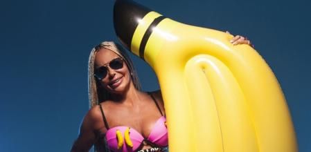 Leticia, promocionando su último tema musical, 'Bananakini'.