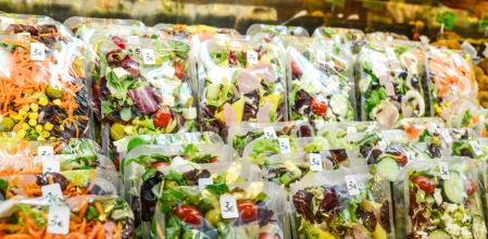 Ensaladas pre-preparadas en un supermercado
