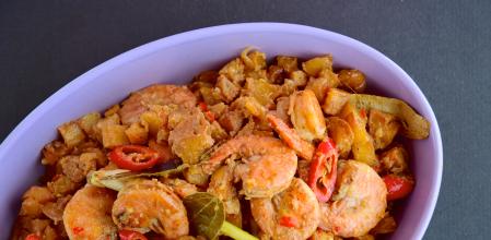 Sambal goreng kentang udang. Fried cubed potato with prawns (Indonesian food)