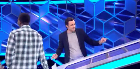 Así se divierte Ion Aramendi durante las pausas de ‘El Cazador’ de TVE