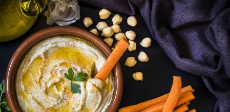 Hummus con palitos de zanahoria