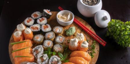 El wasabi, la crema de color verde que acompaña el plato de sushi, es un clásico milenario de la cocina japonesa