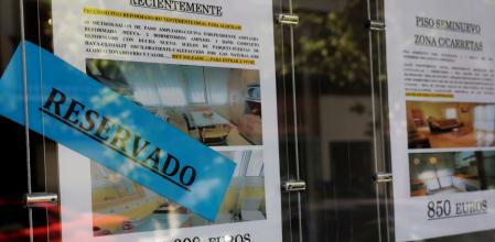 Cartel anunciando un piso en una inmobiliaria