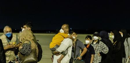 Entre los 48 afganos evacuados hasta ahora se observan varias familias con hijos menores de edad