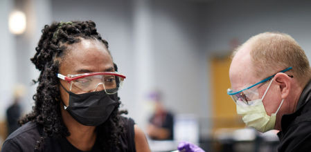 Cherry Grimmett, agente de seguridad de BJC HealthCare, recibe su primera dosis de la vacuna COVID-19 de Pfizer en diciembre de 2020