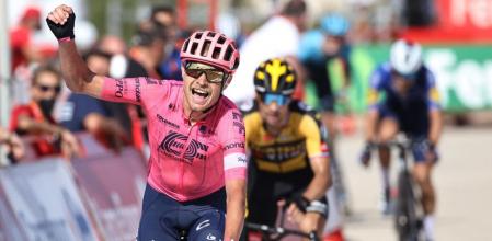 Cort Nielsen levanta el brazo con Roglic justo detrás