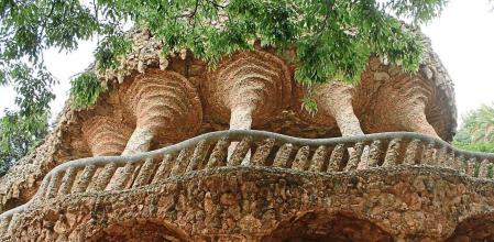 Uno de los múltiples viaductos del Park Güell.