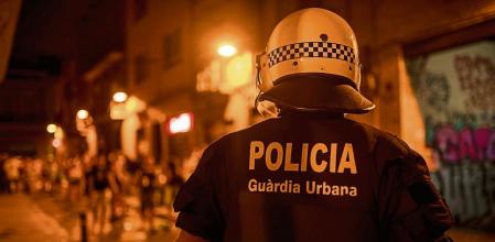 Un agente de la Guardia Urbana de Barcelona vigila las calles del barrio de Gracia en plenas fiestas, a 19 de agosto de 2021, en Barcelona, Cataluña, (España). Barcelona celebra la Festa Major de Gràcia desde el pasado sábado y se alargará hasta el 21 de agosto, después de que su edición anterior se celebrara de forma virtual debido a la pandemia. La ausencia de mascarilla, distancia social, botellones y aglomeraciones en la vía pública ha hecho que los agentes de la ciudad condal hayan tenido que intervenir en numerosas ocasiones. 19 AGOSTO 2021;GRACIA;FESTA;BARCELONA;BOTELLON; Lorena Sopêna / Europa Press 19/08/2021