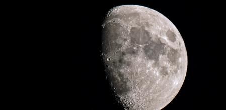 La luna con sus cráteres