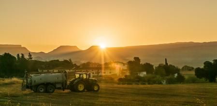 El sol deja una imagen junto al cielo despejado