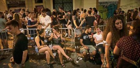 La Guardia Urbana de Barcelona ha desalojado a centenares de personas, la mayoría de ellos jóvenes. que la pasada madrugada se han congregado en calles y plazas del barrio de Gracia, que estos días celebra sus fiestas, y sin que la mayoría de ellos mantuvieran las medidas de control sanitario por la covid.
Algunos de los jóvenes se han encarado a los agentes durante la intervención realizada por la Urbana para evacuar las zonas en las que se habían formado los grupos.