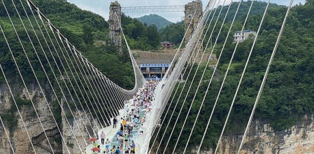Así es saltar al vació desde el puente de cristal más alto del mundo