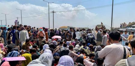 Una multitud concentrada en la carretera de acceso al aeropuerto de Kabul