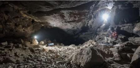 Huesos en la cueva de Umm Jirsan