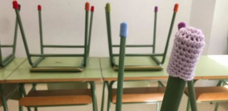 El invento de unas ganchilleras para evitar ruidos a niños con problemas de audición en las aulas