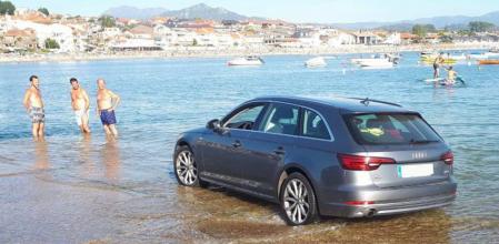 El coche aparcado en el muelle casi acaba en el mar