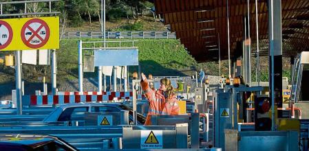 26 - 03 - 2010 / Martorell - Peaje con barreras subidas para evitar atascos por la huelga de trabajadores de autopistas / foto: Llibert Teixido