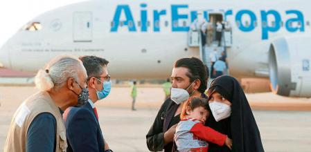 GRAF5479. TORREJÓN DE ARDOZ (MADRID), 20/08/2021.- El ministro de la Presidencia, Félix Bolaños (2i), en la base aérea militar de Torrejón de Ardoz (Madrid) donde hoy viernes ha aterrizado el segundo avión fletado por España para evacuar a españoles y afganos del país asiático con 110 personas, entre ellas tres familias completas de personal de la Embajada. EFE/Mariscal POOL