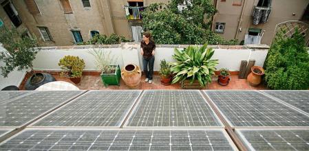 FOTO PEDRO MADUEÑO.- PANELES FOTOVOLTAICOS EN LA FUNDACION TERRA.- 09-09-2008 techo solar. LA Fundación Terra de Barcelona tiene unas placas fotovolcaicas en su tejado Foto publicada P-18/09/2008
