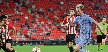 Barcelona's Frenkie de Jong, right, runs for the ball during the Spanish La Liga soccer match between Athletic Bilbao and Barcelona at San Mames stadium, in Bilbao, northern Spain, Saturday, Aug. 21, 2021. (AP Photo/Alvaro Barrientos)
