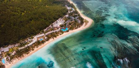 La laguna turquesa de Mauricio en la región de Belle Mare