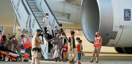 GRAF6867. TORREJÓN DE ARDOZ (MADRID), 23/08/2021.- Llegada este lunes a la base aérea de Torrejón de Ardoz de un avión con 260 personas procedentes de Afganistán. EFE/ Fernando Villar