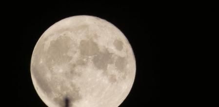 La luna llena sobre el despejado cielo de la playa de Gavà