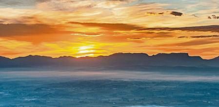 Amanece desde el camino a Sant Martí Xic.