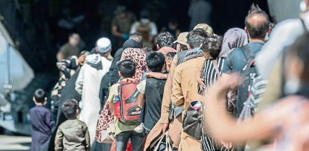 HANDOUT - 24 August 2021, Afghanistan, Kabul: Afghan evacuees board a a US Air Force C-17 Globemaster III aircraft, during evacuation at Hamid Karzai International Airport following the Taliban takeover. Photo: Sgt. Samuel Ruiz/U.S. Marine/Planet Pix via ZUMA Press Wire/dpa - ATTENTION: editorial use only and only if the credit mentioned above is referenced in full Sgt. Samuel Ruiz/U.S. Marine/Pla / DPA 24/08/2021 ONLY FOR USE IN SPAIN