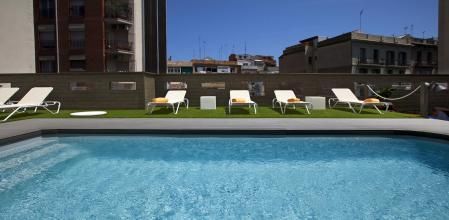 Imagen de la piscina del hotel Concordia, lugar por el que habría huido el padre de un niño hallado muerto en Barcelona