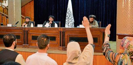 El portavoz talibán Zabihulah Muyahid da un turno de preguntas en su rueda de prensa de ayer en Kabul