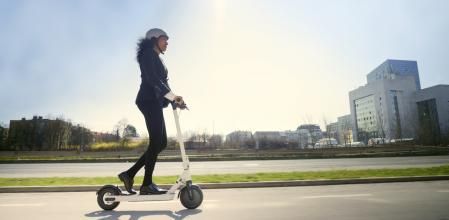 Los conductores de patinete no están obligados a llevar casco, pero es un elemento de protección que en caso de accidente puede evitar graves lesiones en la cabeza