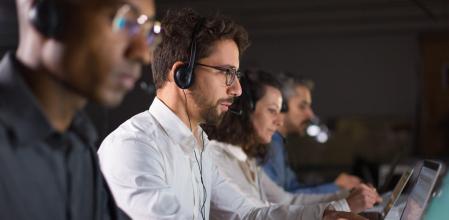 Un teleoperador llamando a un cliente