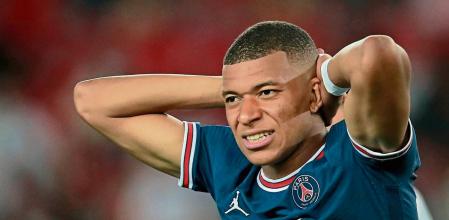 Paris (France), 14/08/2021.- Paris Saint Germain's Kylian Mbappe reacts during the French Ligue 1 soccer match between Paris Saint Germain and Strasbourg at the Parc des Princes stadium in Paris, France, 14 August 2021. (Francia, Estrasburgo) EFE/EPA/Christophe Petit Tesson