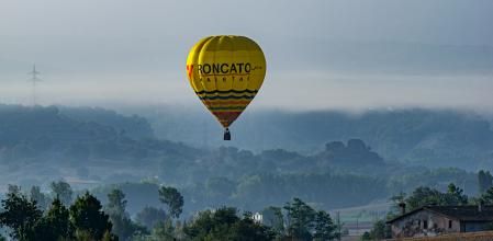 Un globo se aleja de la niebla