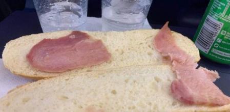 El bocadillo apenas tiene tres tristes lonchas de beicon