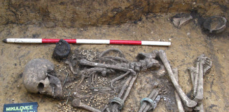 Sepultura ricamente dotada de la Edad de Bronce Temprana de Bohemia, en la actual República Checa.