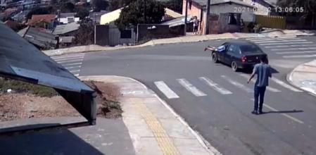 Se juega la vida saltando al interior de un coche descontrolado para evitar que colisione