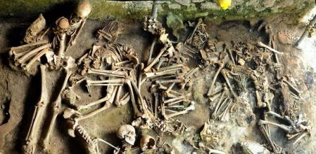 Se analizaron los aminoácidos de 17 esqueletos de adultos encontrados tras la erupción del Vesubio en el año 79 d.C.
Arqueólogos que han examinado los restos óseos de las víctimas de la erupción del Vesubio en el año 79 después de Cristo en Herculano aseguran haber contribuido a arrojar nueva luz sobre los hábitos alimentarios de los antiguos romanos, con una alimentación diferenciada por sexos que revela que las mujeres comían más productos animales y frutas y verduras cultivadas localmente, mientras que los hombres tomaban pescado más caro.

SALUD 
DR LUCIANO FATTORE